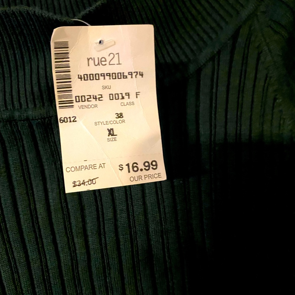 XL Rue 21 cute 🌲EVERGREEN 😁3/4 sleeve sweater Very cute stretchable fitted 😍